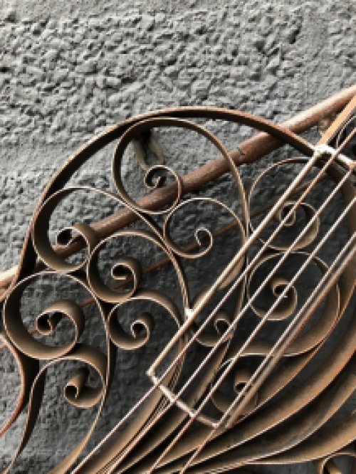 Beautiful wrought iron violin for the garden wall or indoors as a wall decoration!!