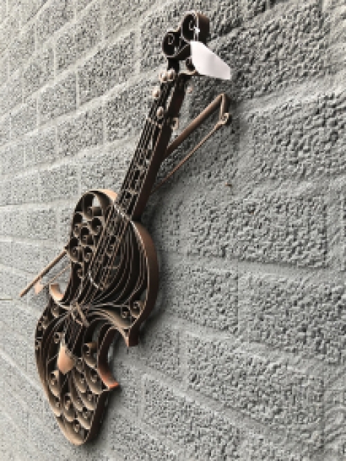 Beautiful wrought iron violin for the garden wall or indoors as a wall decoration!!