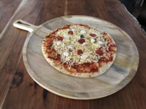 dienblad-pizza met handvat, rustiek dienblad gemaakt van massief hout.