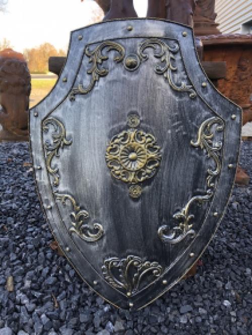 Prachtig mooi metalen schild met messing gekleurde ornamenten, kasteelstijl, geweldig.