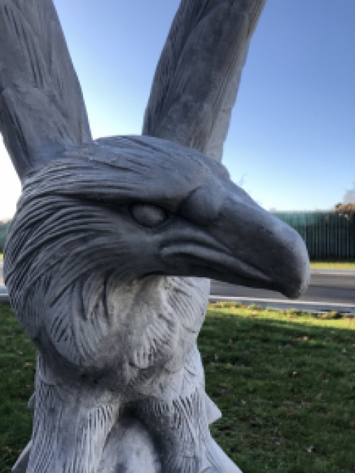 Wirklich faszinierende massive Steingussskulptur eines Adlers, der wegfliegen will, wunderschön!