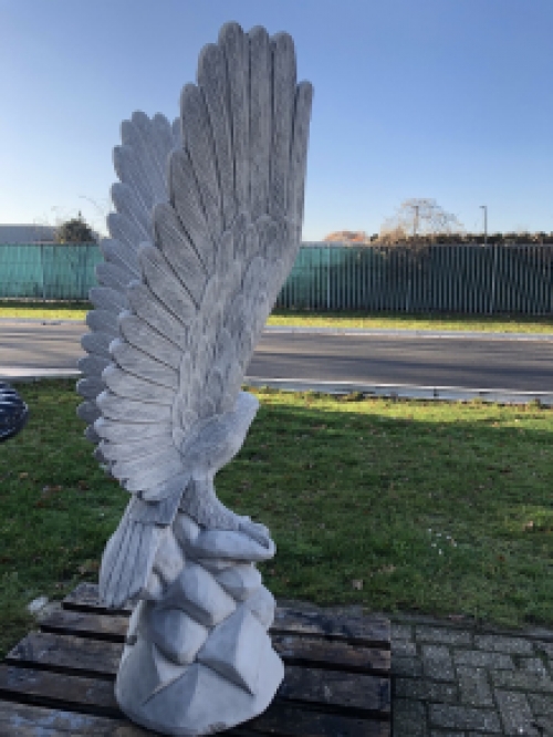 Wirklich faszinierende massive Steingussskulptur eines Adlers, der wegfliegen will, wunderschön!