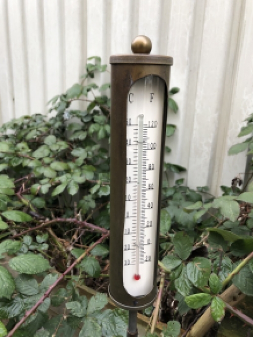 Een temperatuur meter voor in de tuin, eenvoudig te plaatsen m.b.v. de tuinsteker.