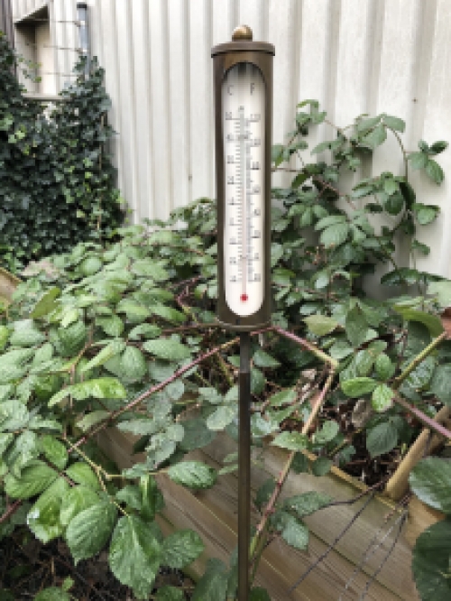 Een temperatuur meter voor in de tuin, eenvoudig te plaatsen m.b.v. de tuinsteker.