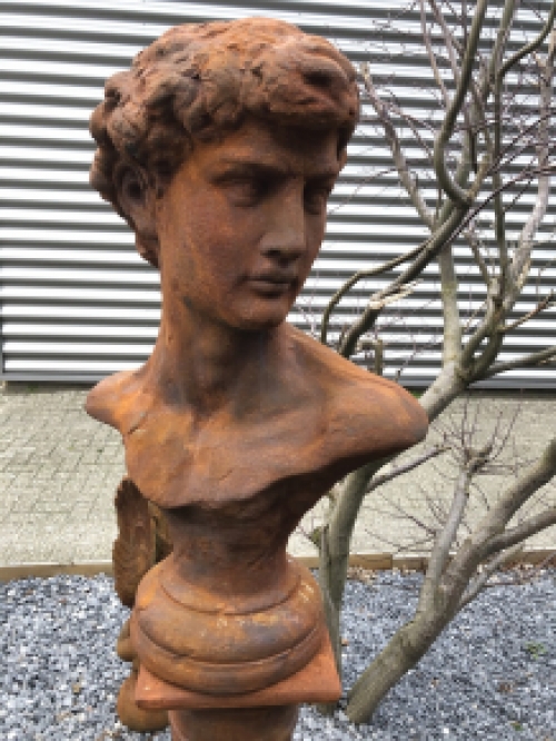 Sculptuur David, massief steen oxide, imponerend fraai!!