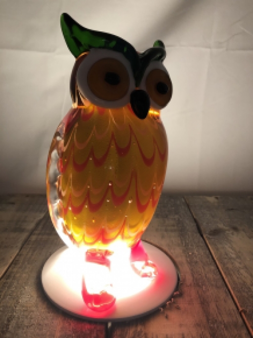 Beautiful glass owl, beautiful in color.