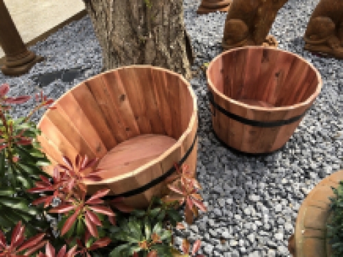 Set licht houten bloembakken met fraaie metalen opbouw en handvaten.