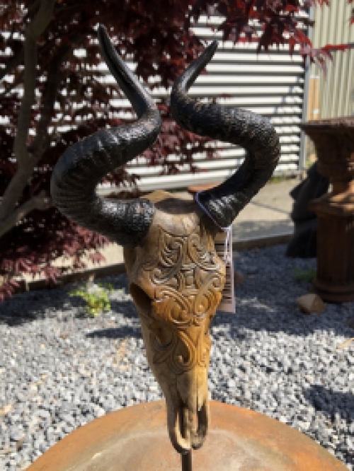 Beautiful carved skull on metal stand, beautiful design!