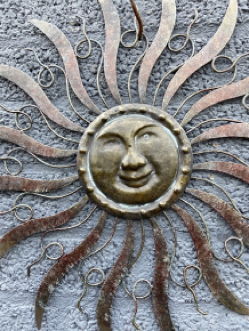 Beautifully beautiful metal decorative wall ornament: THE SUN.