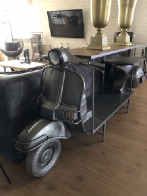 Prachtige sidetable, siertafel, bartafel op scooter bike  met wijnrek, en opslag ruimte, geweldig en uniek!!