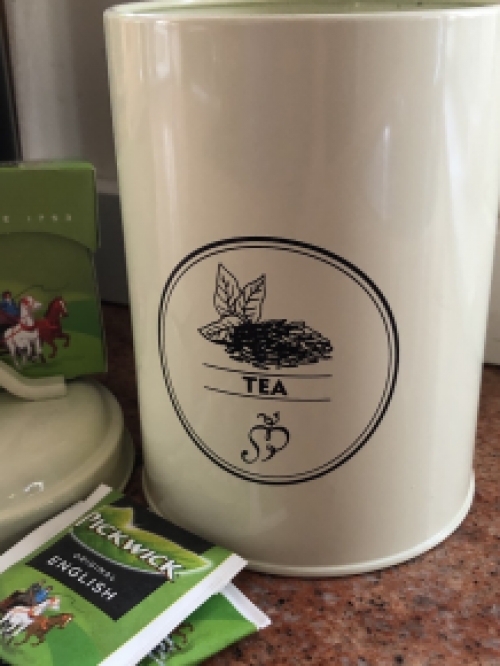 Beautiful decorative storage tin for tea