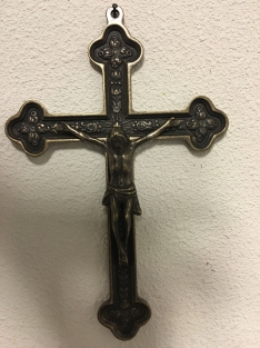 Jesus am Kreuz, patiniertes Messing INRI