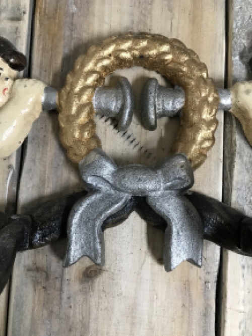 Coat rack with angel, in cast iron and in color