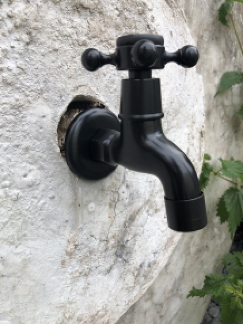 Wasserhahn aus Eisen in Mattschwarz