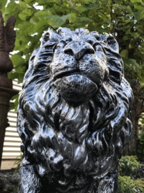 Beautiful statue of a lion, polystone, silver-gray, beautiful in detail!