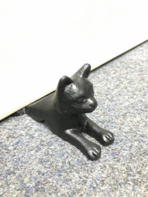 Door stopper in the shape of a cat, nice!