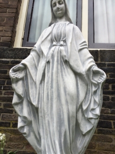 Mutter Maria, große Vollsteinskulptur