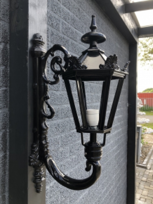 Schöne ländliche Außenlampe Maastricht, schwarz.