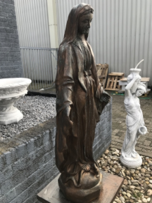 Maria auf einem Sockel, Gartenstatue Maria, groß auf Sockel