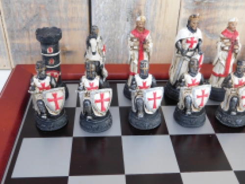 Een schaakspel met als thema: ''MEDIEVAL KNIGHTS'', fraaie schaakstukken als middeleeuwse ridders op houten schaakbord.