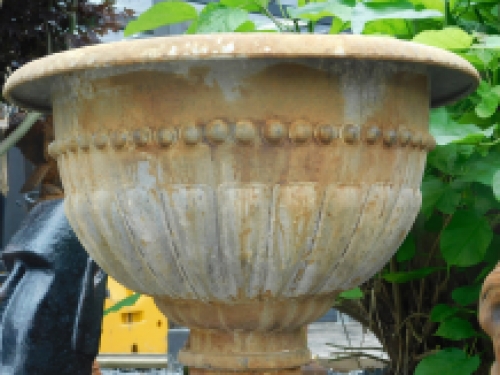 Große Vase, Metall-Gartenvase, robust und klassisch