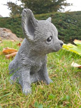 Gartenskulptur eines Hundes, Chihuahua, Welpe