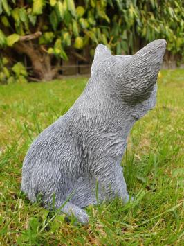 Gartenskulptur eines Hundes, Chihuahua, Welpe