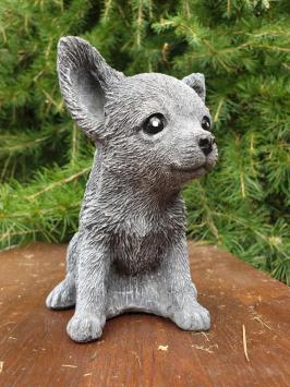 Gartenskulptur eines Hundes, Chihuahua, Welpe