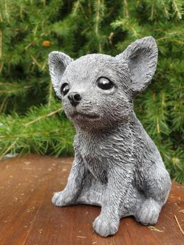 Gartenskulptur eines Hundes, Chihuahua, Welpe