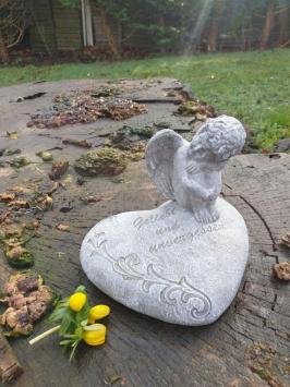 angel on heart, tomb statue