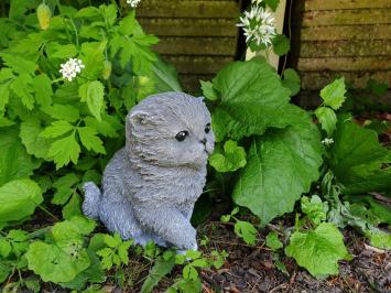 Katze mit Ball, Betonstatue