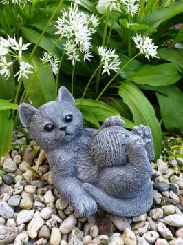 Katze spielt mit einem Wollknoten, Betonskulptur