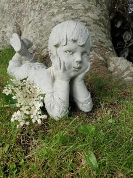 tuinbeeld , liggende jongen , steen