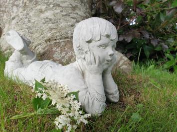 Gartenstatue, liegender Junge, Stein