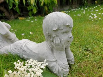 tuinbeeld , liggende jongen , steen