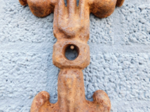 Wall anchor, cast iron, butterfly shape