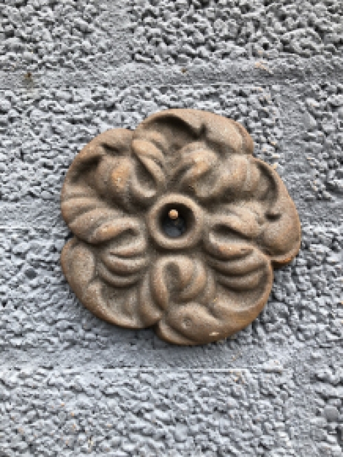 Wall anchor, cast iron-rust-rose motif