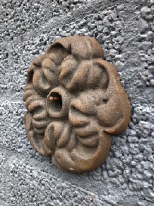 Wall anchor, cast iron-rust-rose motif