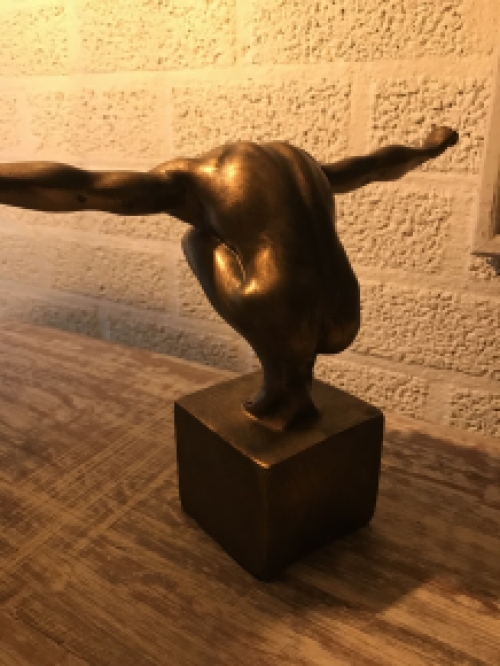 Wunderschöne Skulptur/Statue eines olympischen Mannes, eines sehr athletischen Mannes