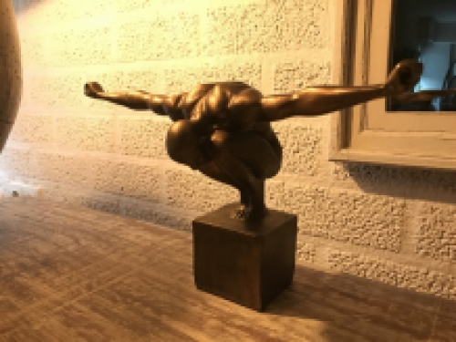 Wunderschöne Skulptur/Statue eines olympischen Mannes, eines sehr athletischen Mannes