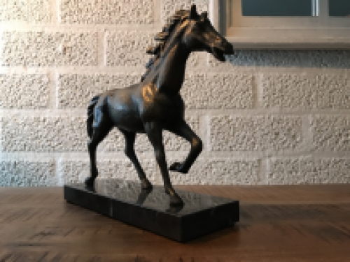 1 horse sculpture , solid cast iron, bronze -look