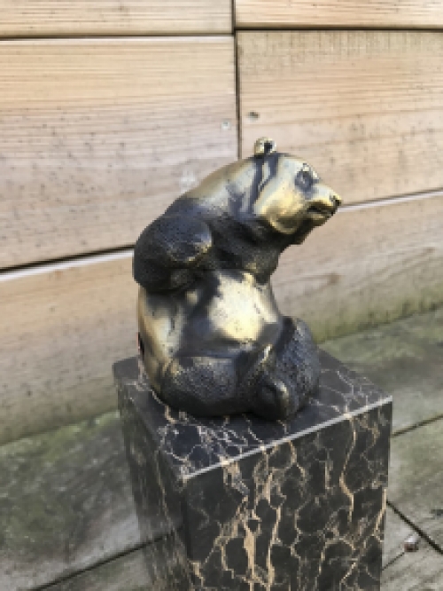 Een bronzen beeld/sculptuur van een zittende panda, op mooie grote voet!