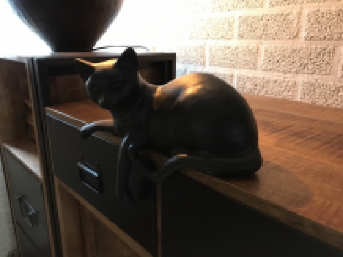 Skulptur einer liegenden Katze aus Polystein, wunderschön!