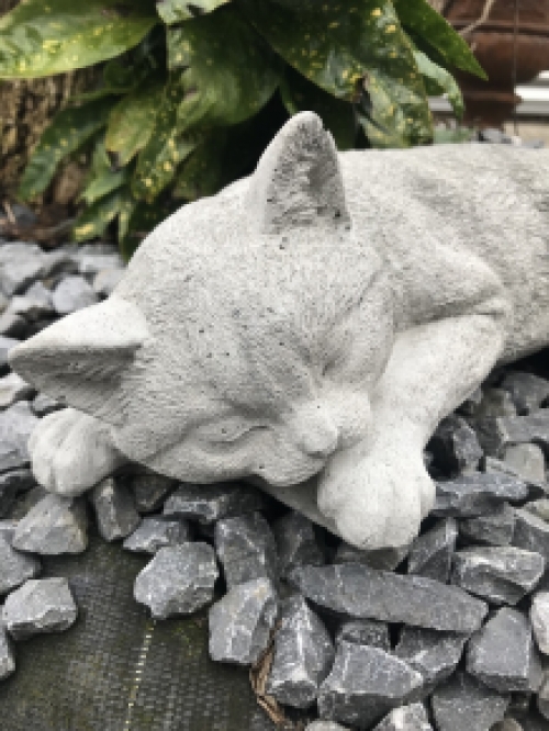 Schlafende Katze - lebensechte Tierfigur, aus Stein