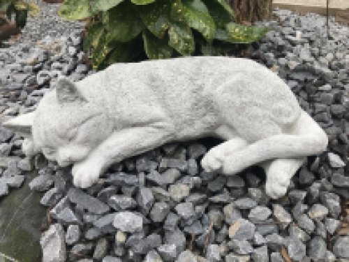 Schlafende Katze - lebensechte Tierfigur, aus Stein