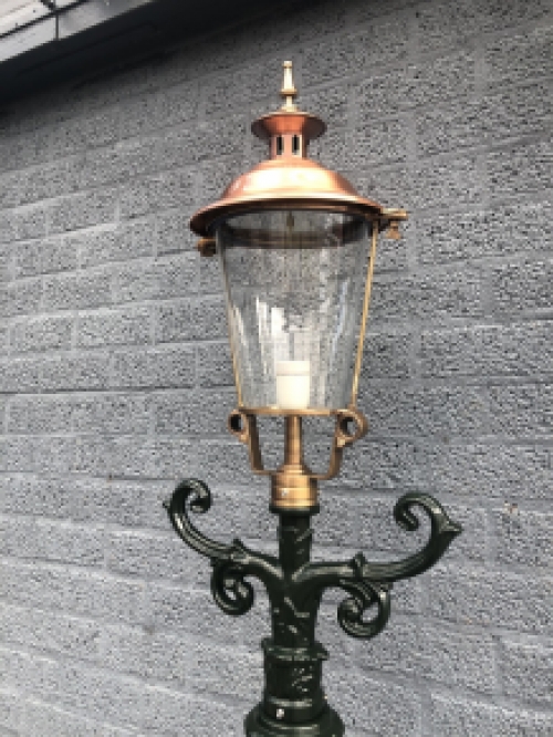 Buitenlamp, lantaarn met keramische fitting en glas, gegoten aluminium paal, met koperen ronde kap, hoog 240 cm