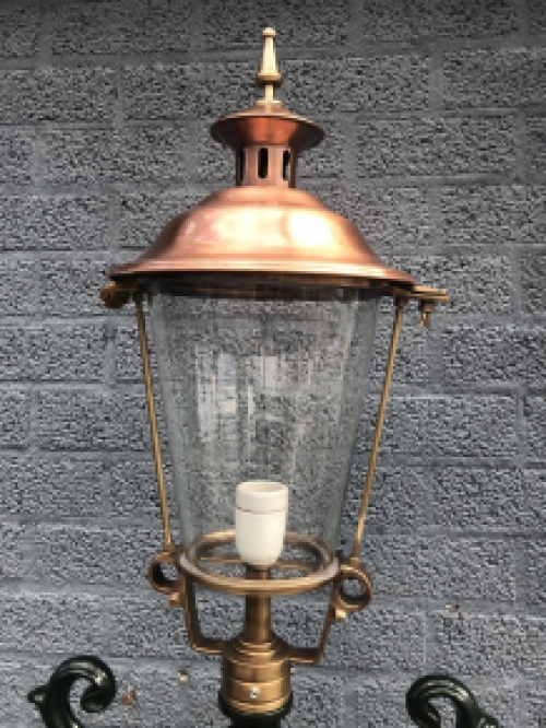 Buitenlamp, lantaarn met keramische fitting en glas, gegoten aluminium paal, met koperen ronde kap, hoog 240 cm