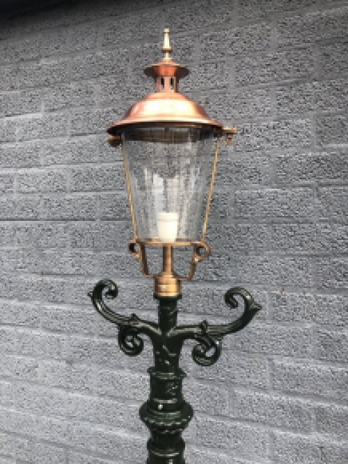 Buitenlamp, lantaarn met keramische fitting en glas, gegoten aluminium paal, met koperen ronde kap, hoog 240 cm