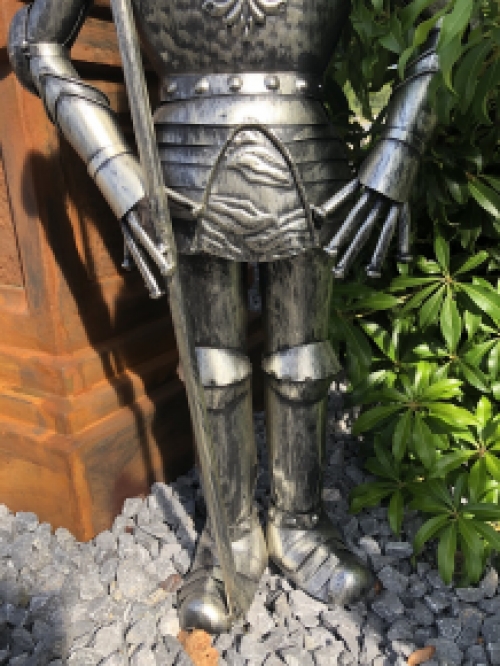 Beautiful knight, all metal-aluminum look, very beautiful.