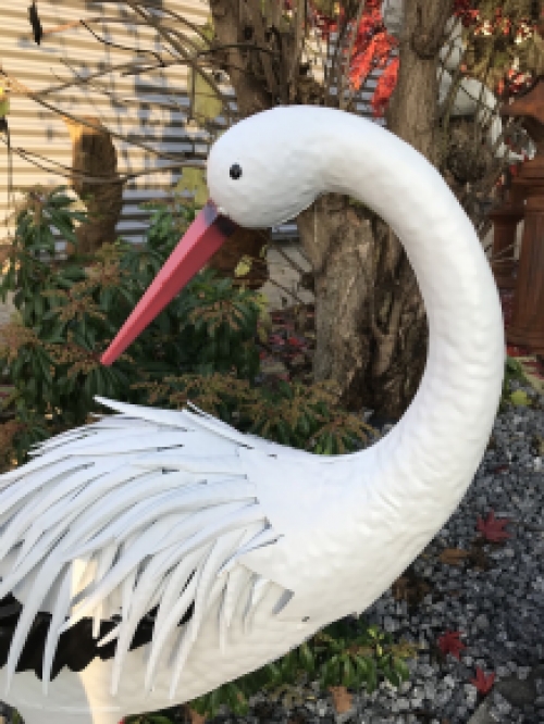 Schöner Satz von Gartenstatuen, Metallstörche in Farbe